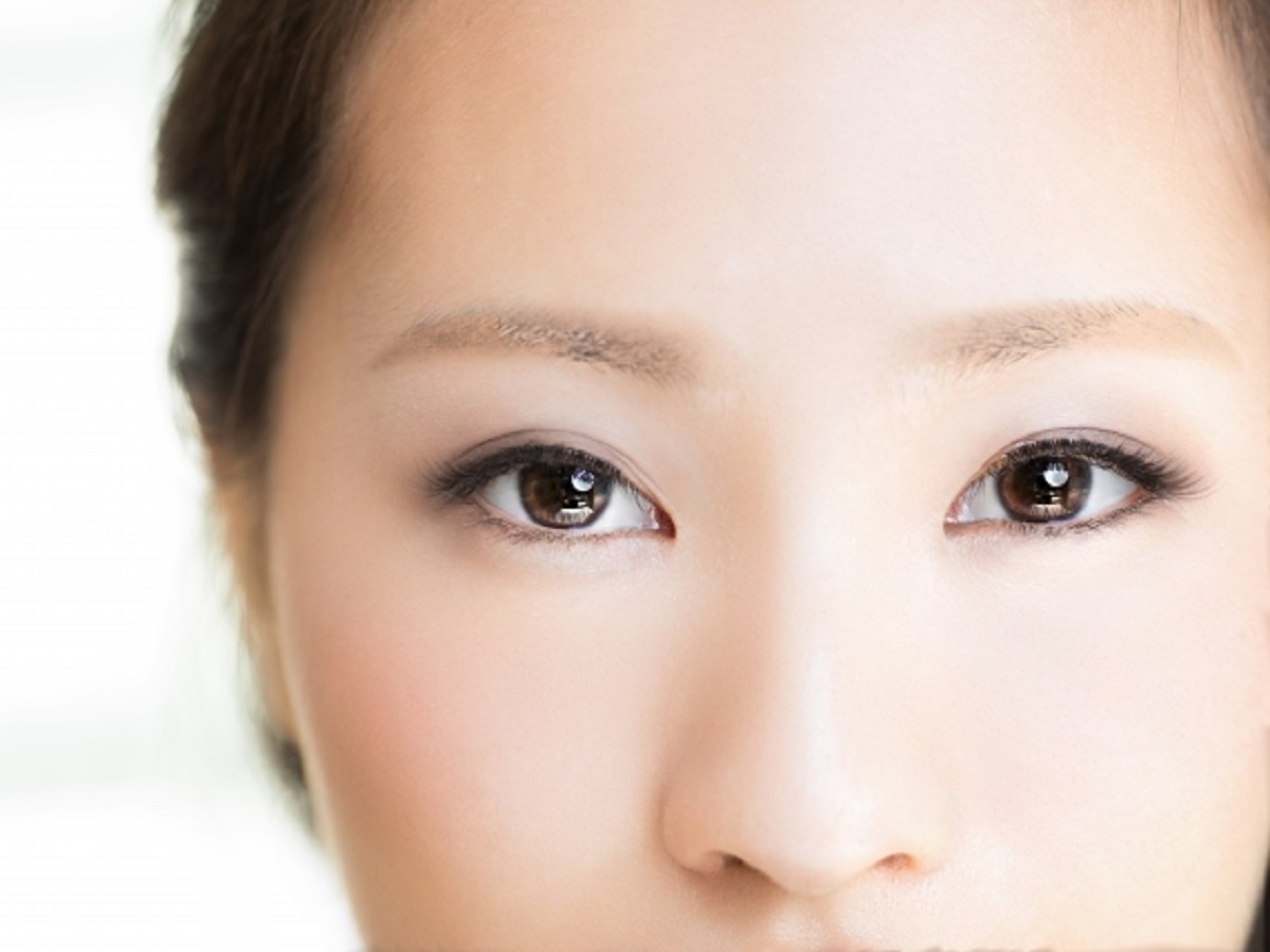 女性の目と眉毛と鼻のアップの画像